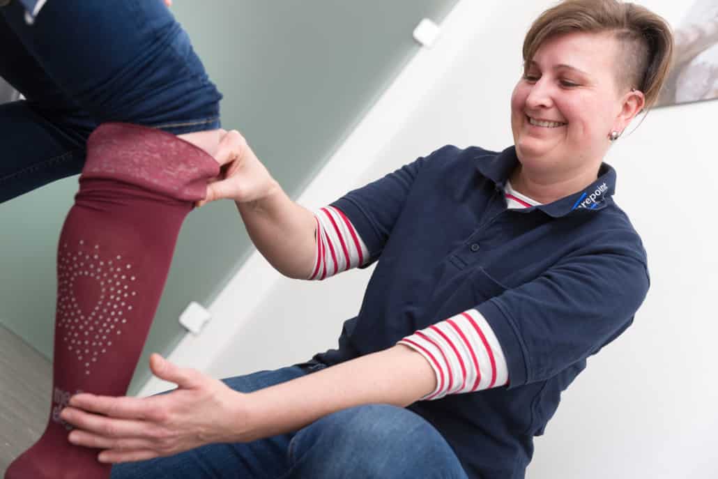 Anpassen modischer Kompressionsstrümpfe