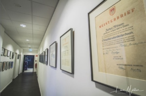 Meisterbriefe und Auszeichnungen dokumentieren die Carepoint Qualität