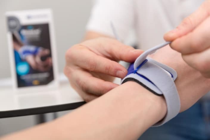 Anpassung einer Bandage.