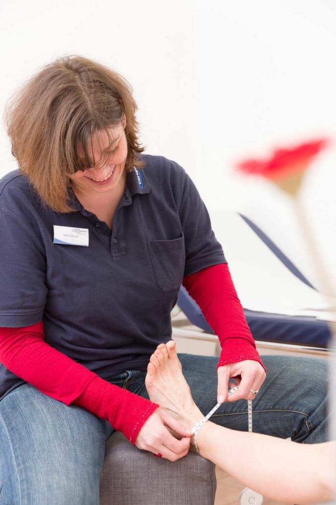 Maßnehmen für Kompressionsstrümpfen im Rahmen einer Kompressionstherapie