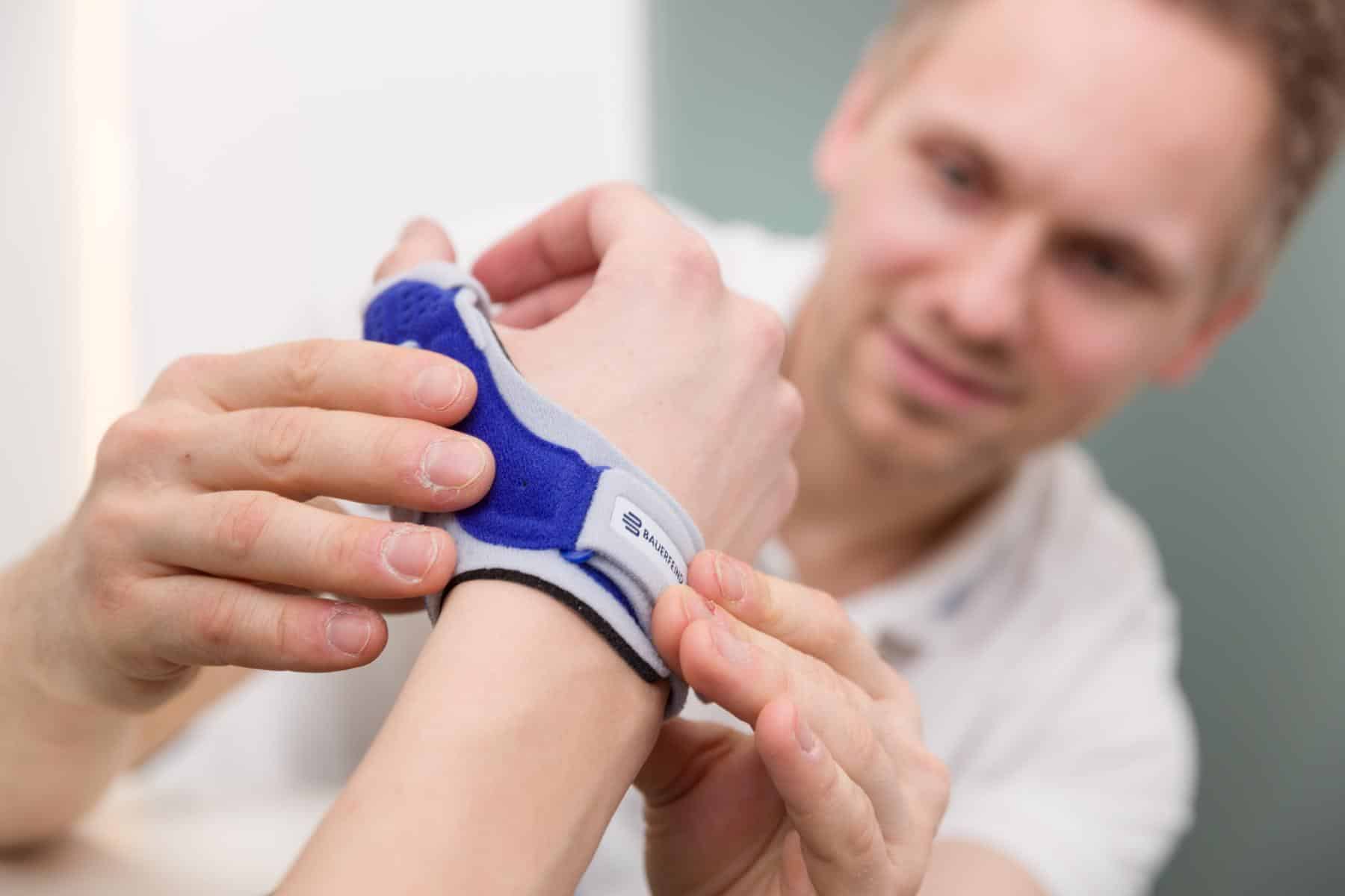 Anbringen einer Orthese bei Carepoint