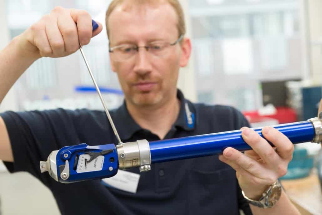 Justierarbeiten an einer Prothese