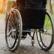 Person in Rollstuhl im Park